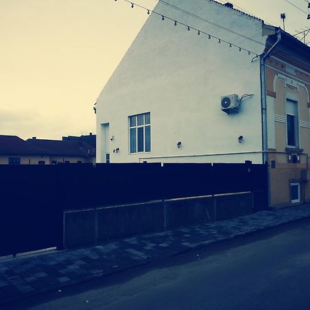 Weisz Apartment-City Center-Free Private Parking,Wifi,Ac Карей Екстериор снимка