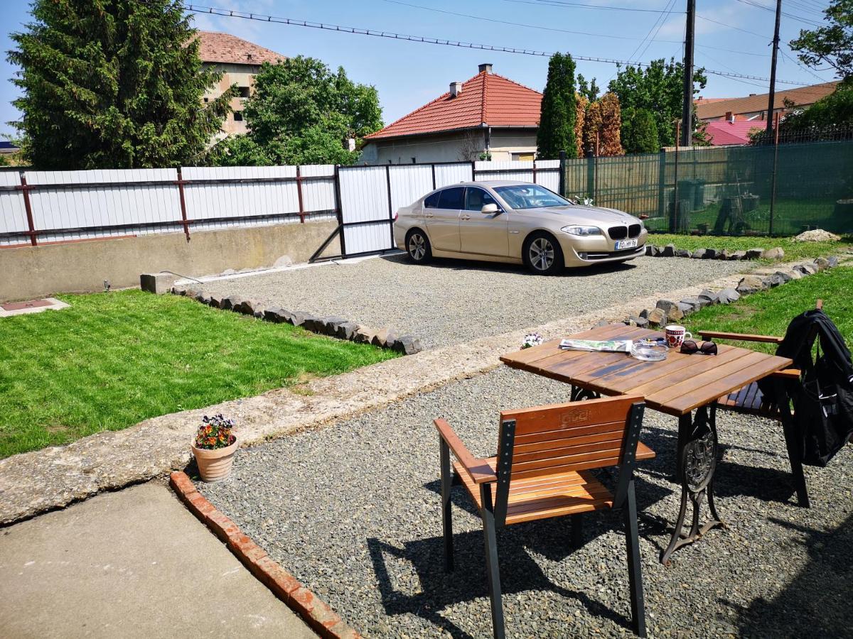 Weisz Apartment-City Center-Free Private Parking,Wifi,Ac Карей Екстериор снимка