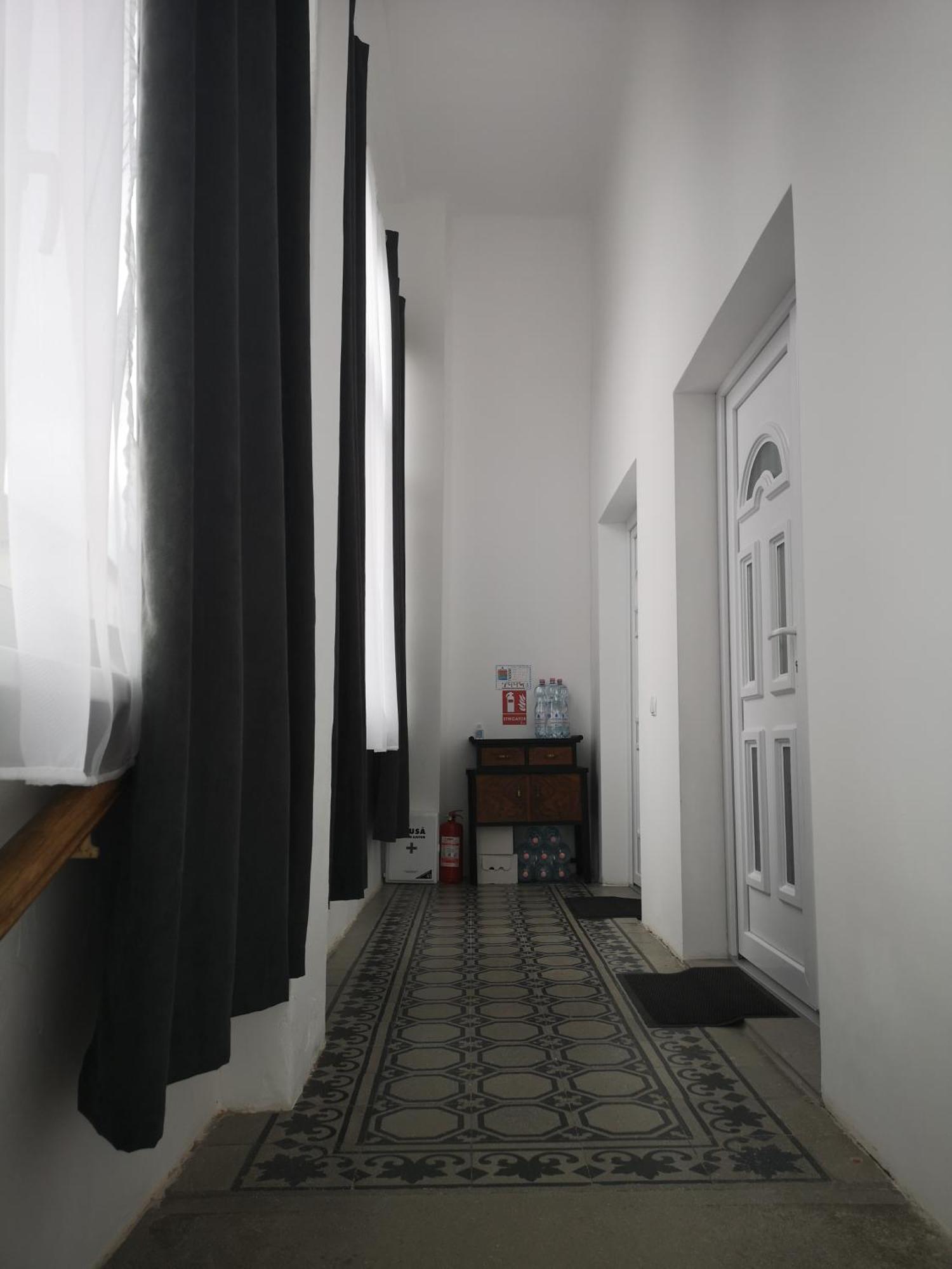 Weisz Apartment-City Center-Free Private Parking,Wifi,Ac Карей Екстериор снимка